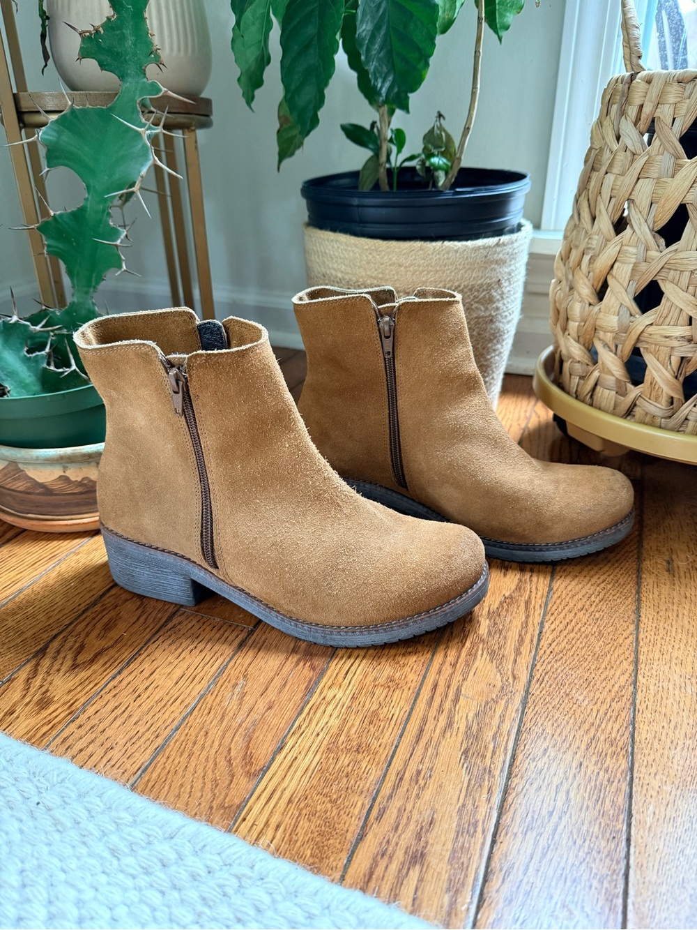 Naot Wander in Brushed Desert Suede boot - size 40